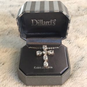 Nice necklace with a Cruz ✝️ with cubic Zirconia